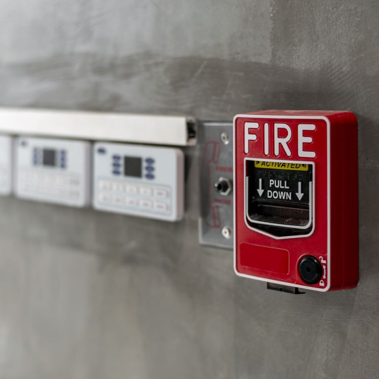 Read more about the article Importanța Sistemelor de Detectare și Alarmare la Incendiu: Protejează-ți Locuința și Viețile Dragi